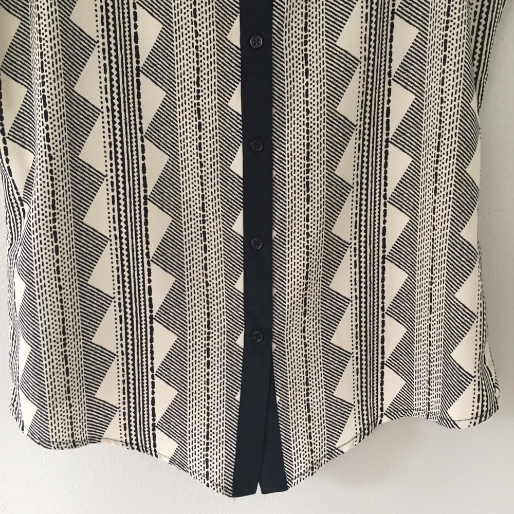 Button-Back Patterned Top - Picture 6 of 7